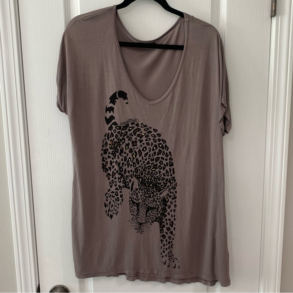 Lauren Moshi taupe v-neck tee with leopard cat graphic